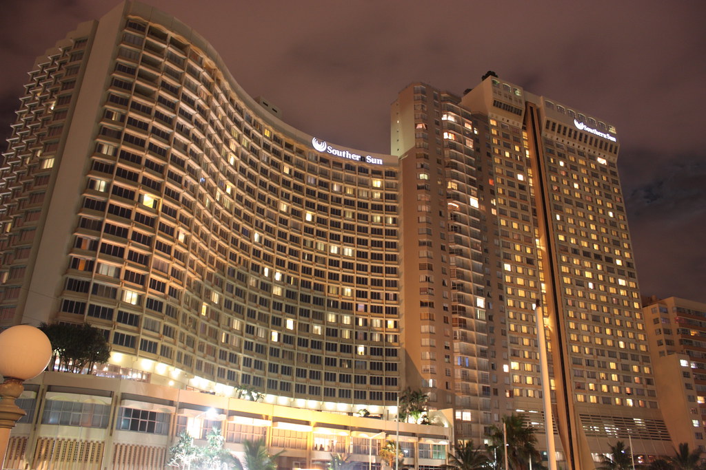 Hotels situated close to famous tourist landmarks