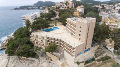 Hotels offering convenient airport shuttle transportation